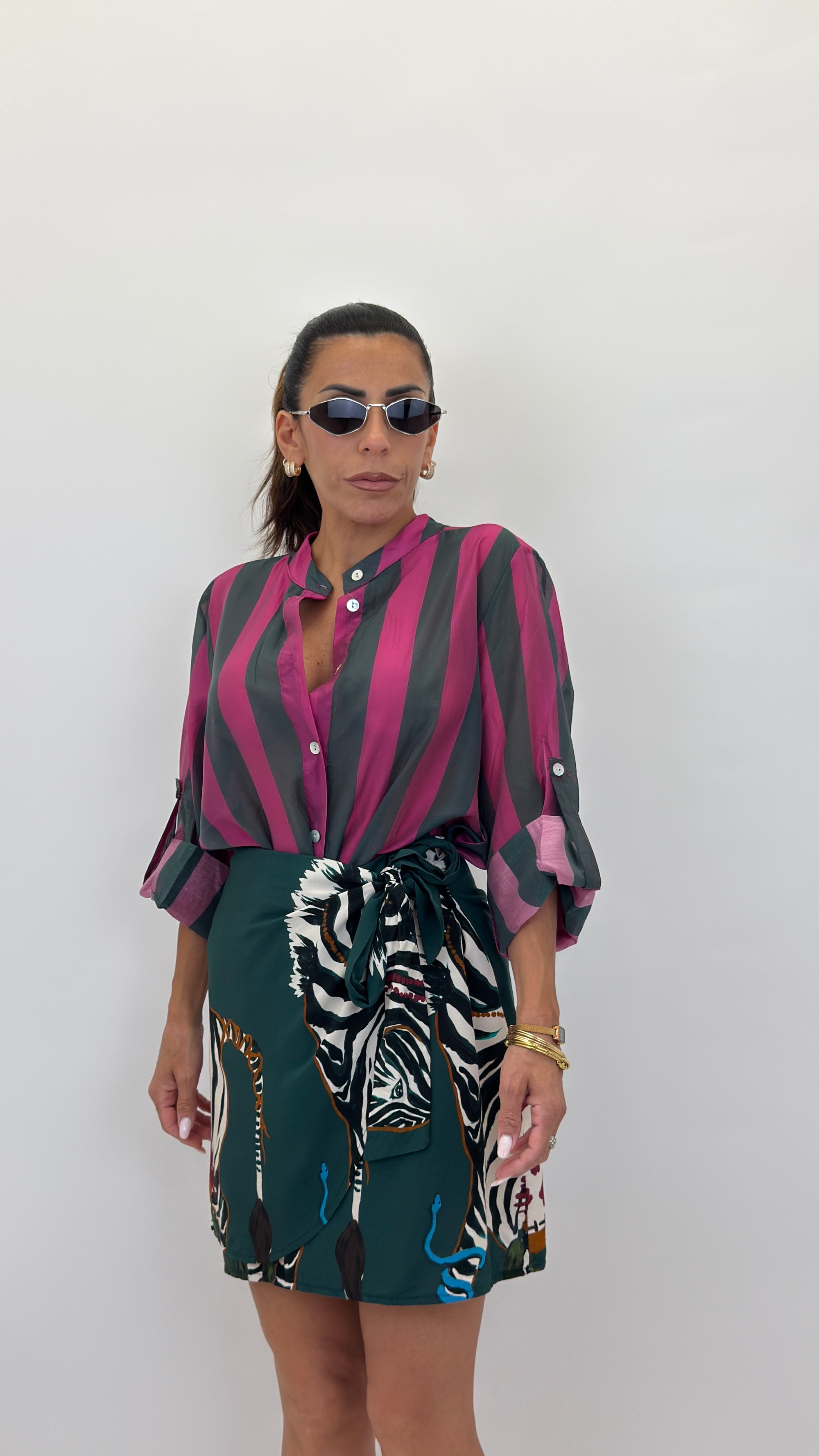 Camicia coreana con bottone fucsia/verde